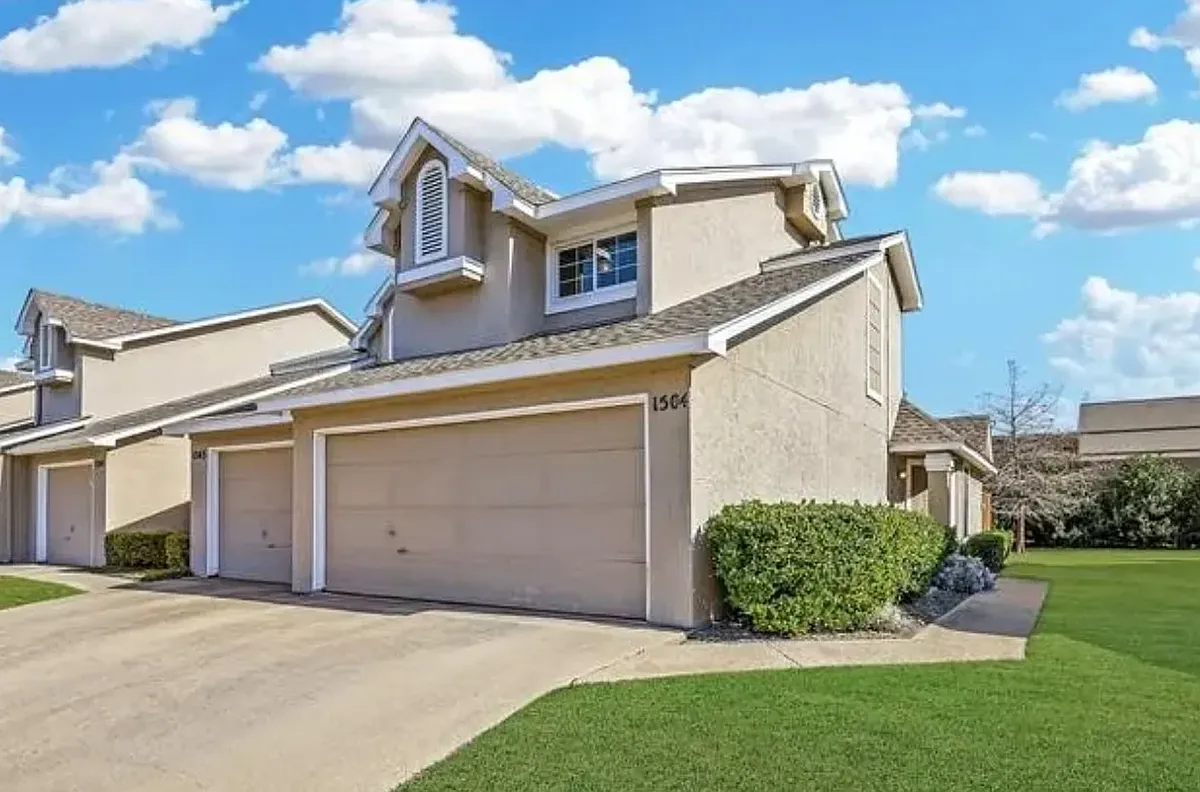 2 bed, 2.5 bath, 1014 sqft, $2,100 — Photo 1