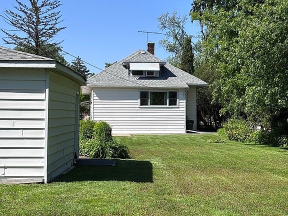 3rd image of 377 Blackhawk Rd
