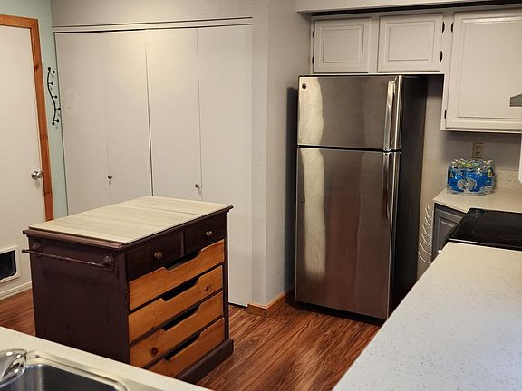moveable kitchen island with storage