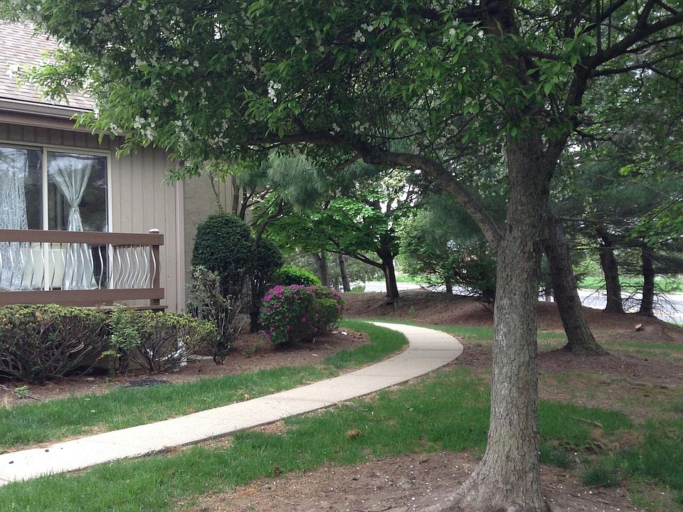 2nd image of 10 Denise Dr