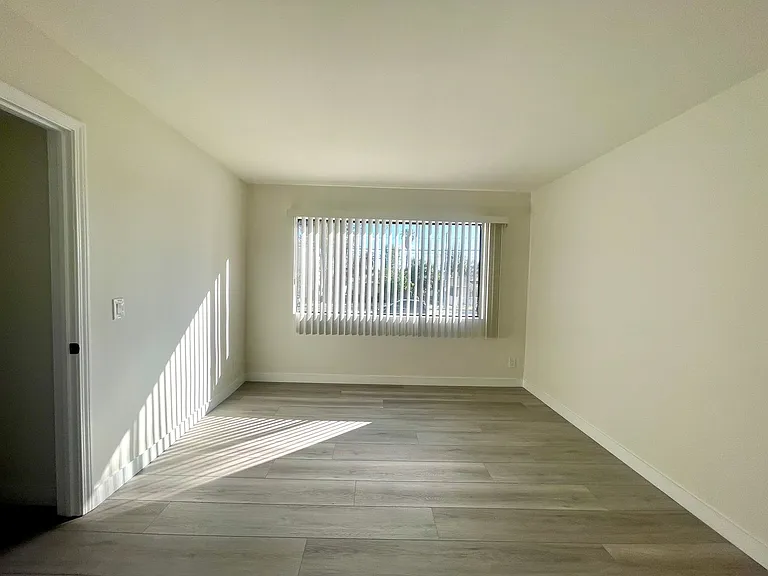 13925 Sherman Way — Photo 29