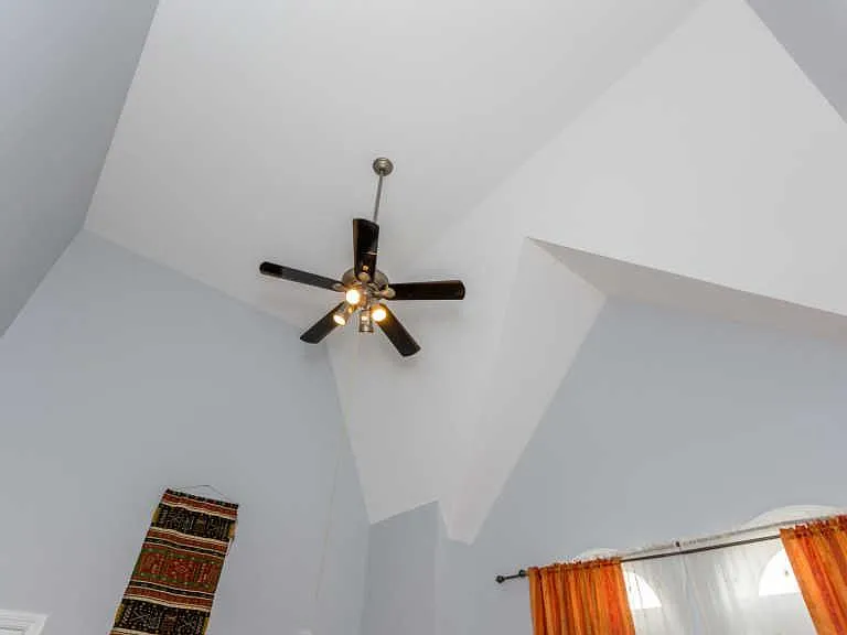 4113 N Southport Ave — Photo 13