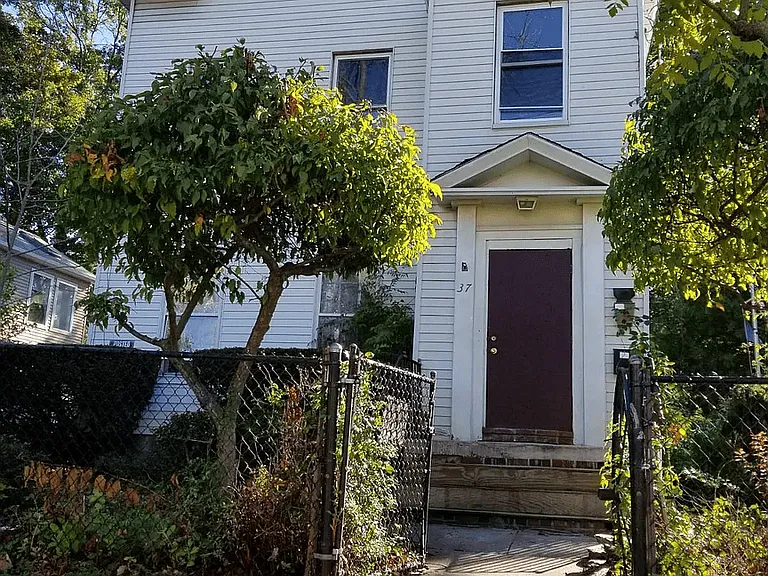 37 Beers St — Photo 1