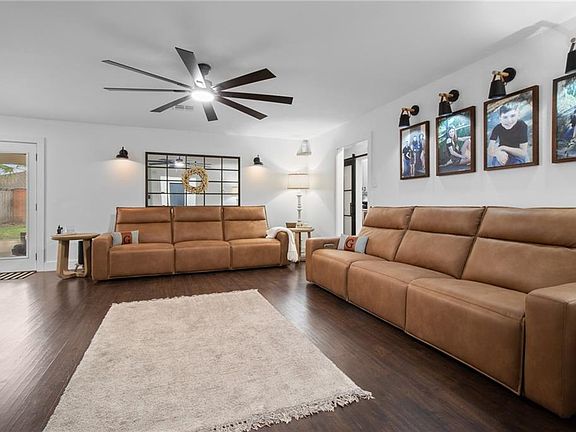 2nd image of 3312 Holiday Ct