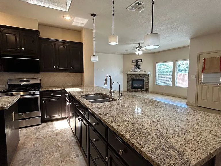 3900 Roma St — Photo 5
