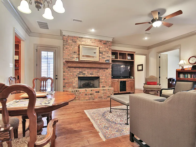 9201 York Pl — Photo 5
