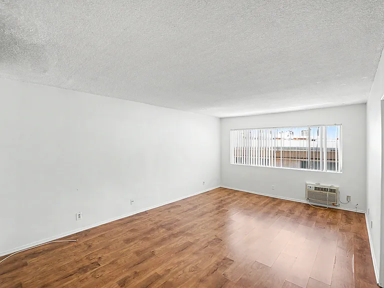 Hollywood Apartments — Photo 52