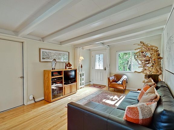 5th image of 941 E Duane Ave