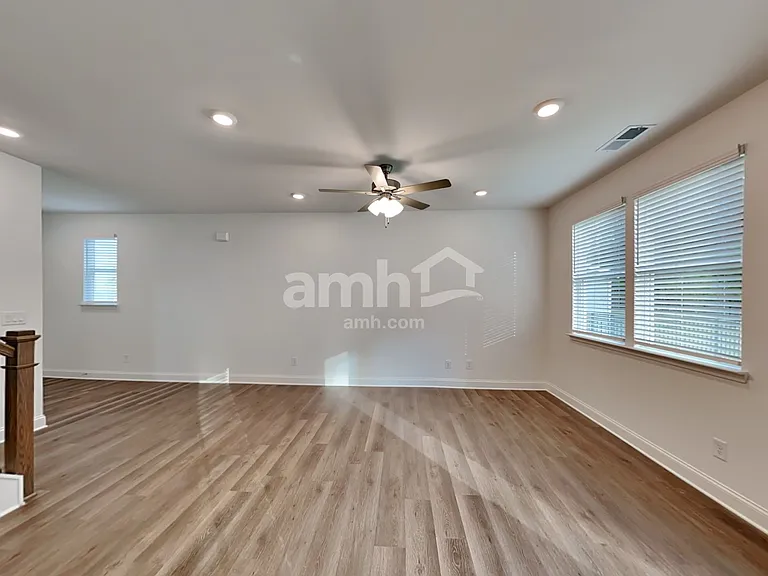 1043 Highland Walk — Photo 10