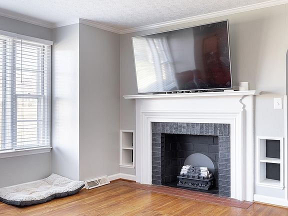 3rd image of 909 Lake Dr
