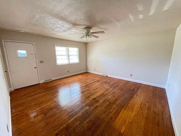 4th image of 321 Lee St