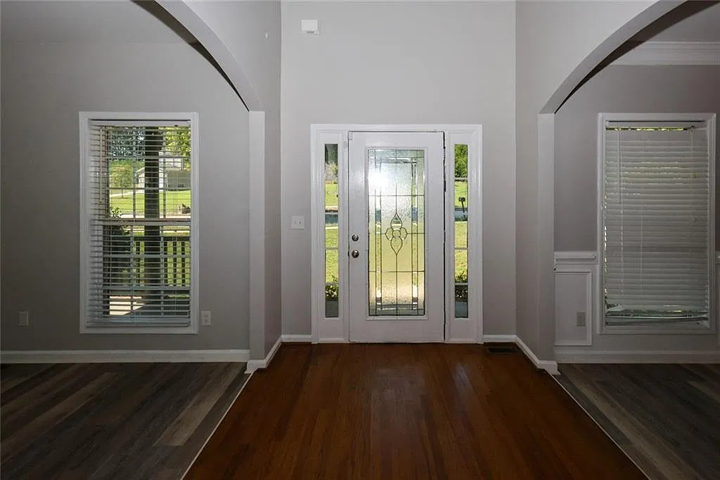 6 bed, 3.5 bath, 4808 sqft, $2,850 — Photo 2