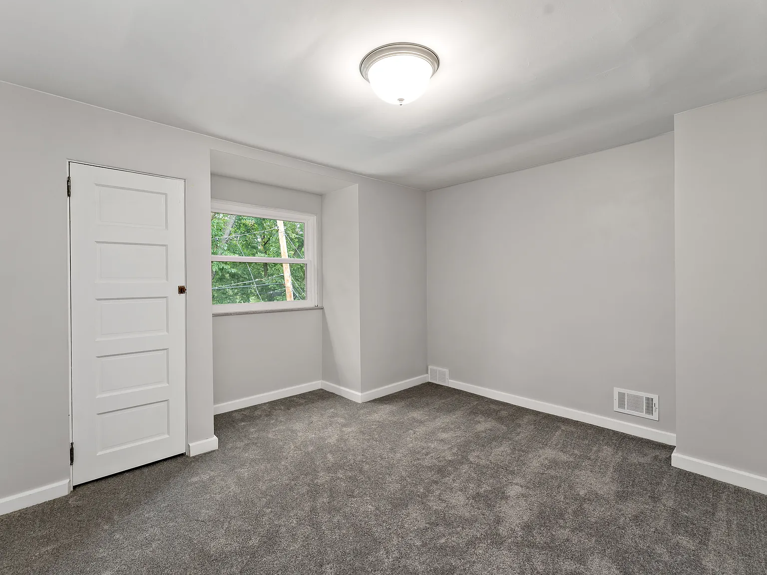 4 bed, 2.5 bath, 2026 sqft, $2,600 — Photo 4