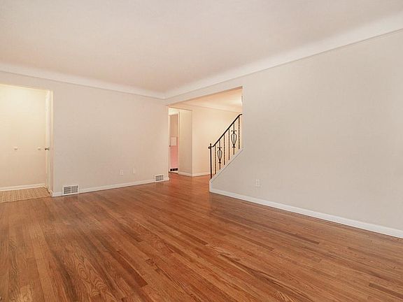 5th image of 325 Greenvale Dr