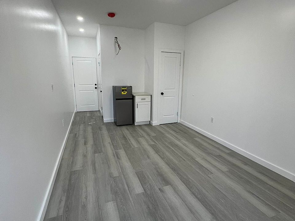 1st image of 896 Willoughby Ave #2