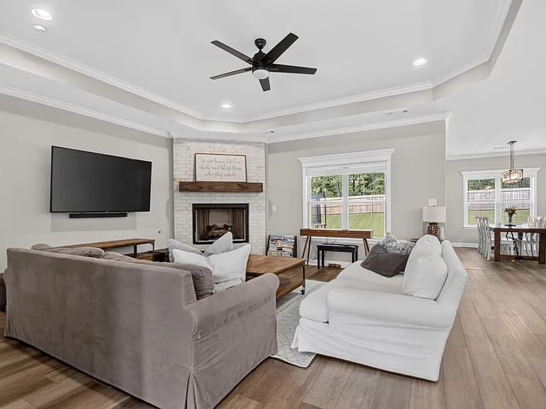 9025 Wooddale Dr — Photo 5