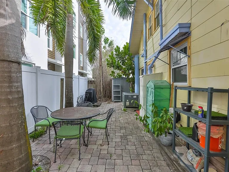 340 Moffett Ct N — Photo 17