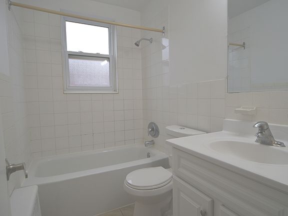 4th image of 141 Borden Ave N