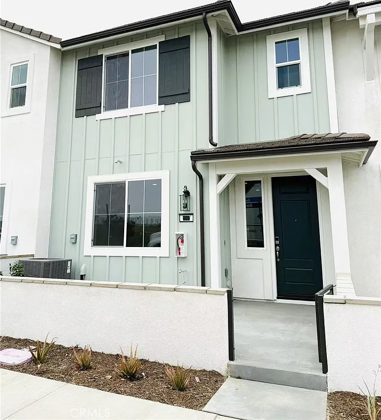 3 bed, 2.5 bath, 1570 sqft, $3,200 — Photo 1