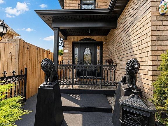 4th image of 218 Macaulay St E