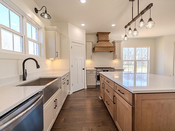 3rd image of 170 Belvedere Cir