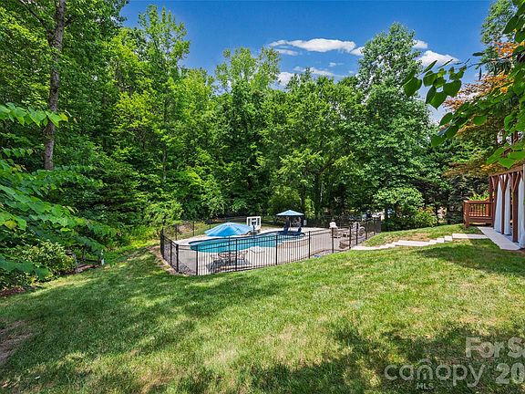 3rd image of 817 Savile Ln