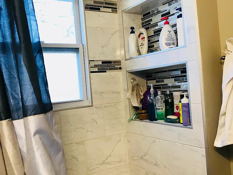 Upstairs Full Bath.