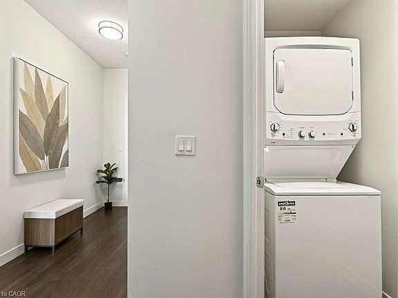 4th image of 2087 Fairview St #702