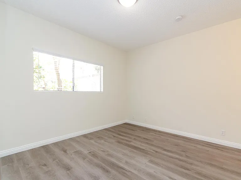 1939 Beloit Ave #103 — Photo 21