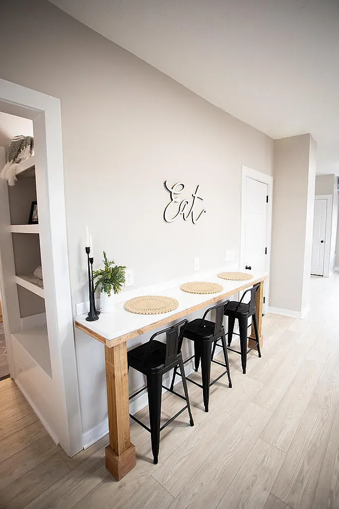 443 Emerald Ave NE — Photo 4