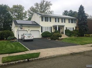 9 Crescent Dr, Fairfield, NJ 07004