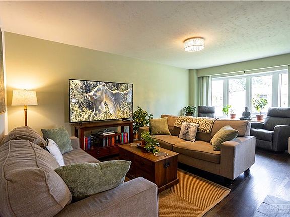 5th image of 1860 Featherston Dr