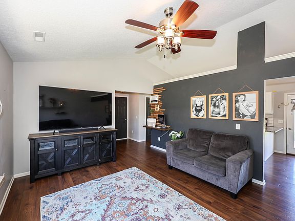 4th image of 926 Valley River Dr
