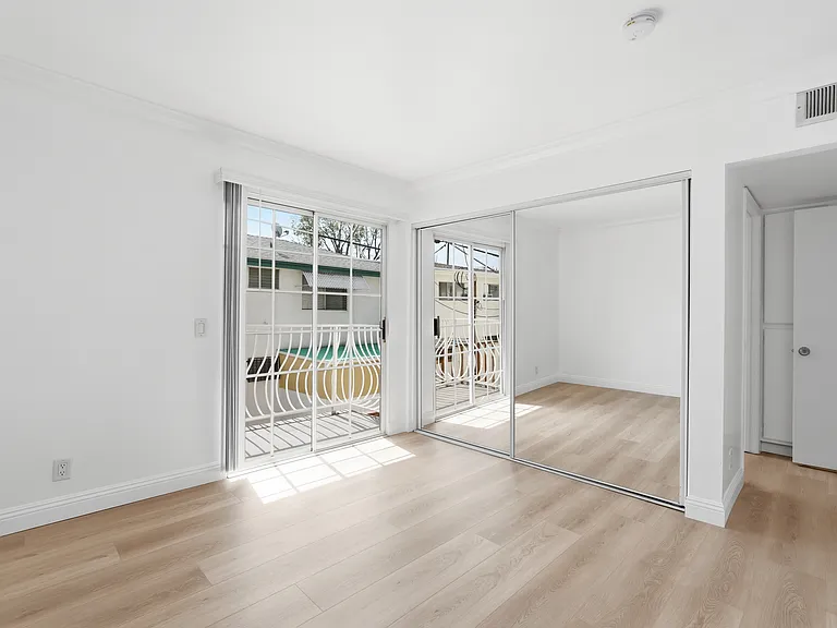 908 S Shenandoah St #104 — Photo 21