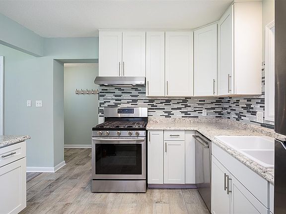 4th image of 3222 West Ave