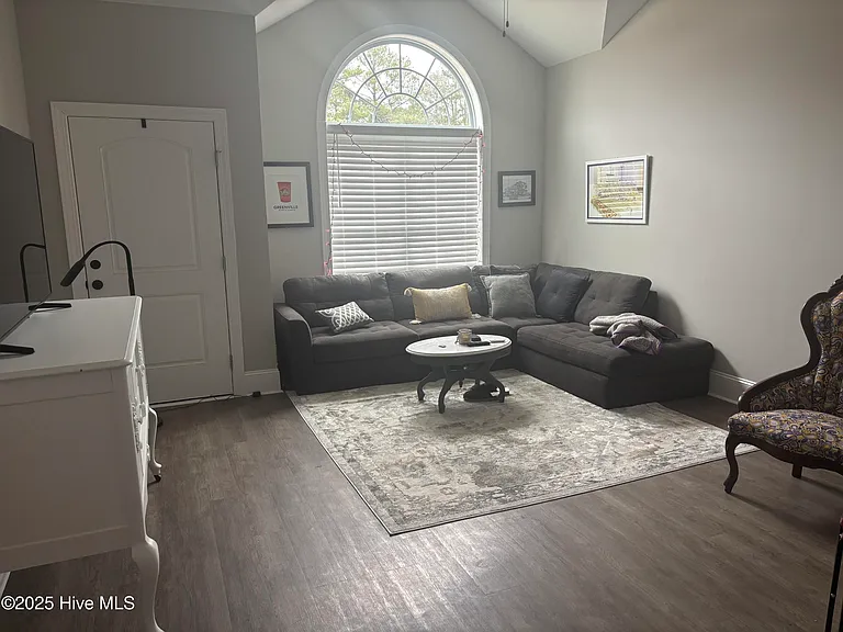 3217 Gordon Dr #A — Photo 2