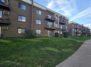 10403 Dearlove Rd APT 4, Glenview, IL 60025