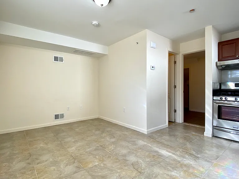 33 Sheridan Ave #1F — Photo 1