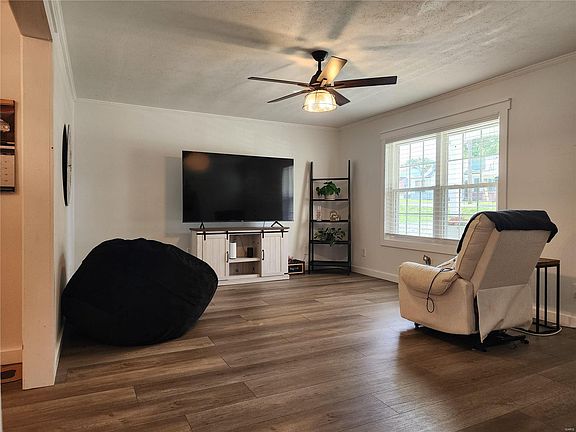 3rd image of 727 Price St