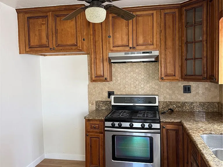 1133 S Van Ness Ave — Photo 8