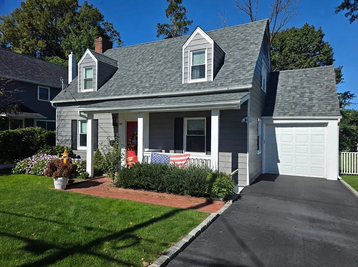 newly renovated 3 bedroom home with new finished basement apartment — Photo 1