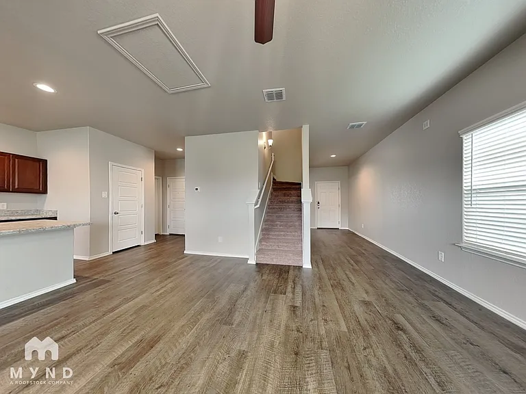 247 Stevens Smt — Photo 4