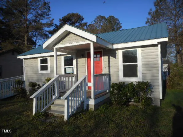 912 Martin Luther King Jr Dr, Smithfield, NC 27577