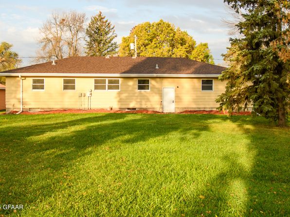 214 5th St N, Aneta, ND 58212