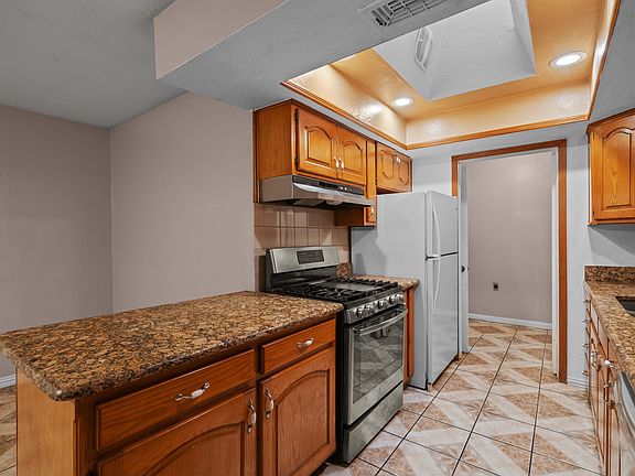 5th image of 1529 Regina Ct N