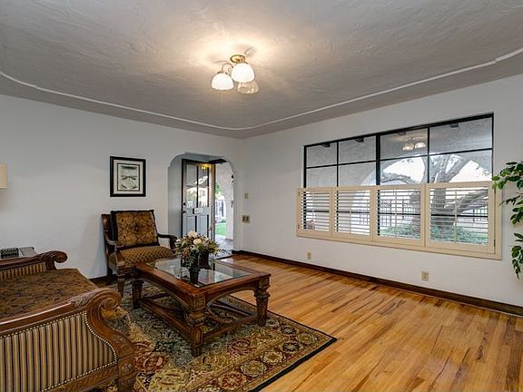 3rd image of 4433 Bartlett Ave