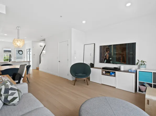 455 E 16th Ave #216, Vancouver, BC V5T 2T8