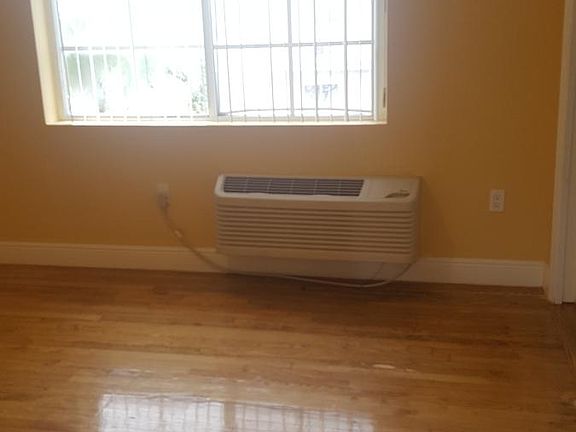 4th image of 8401 Byron Ave #21
