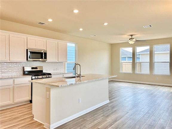 5th image of 381 Blue Oasis Ln