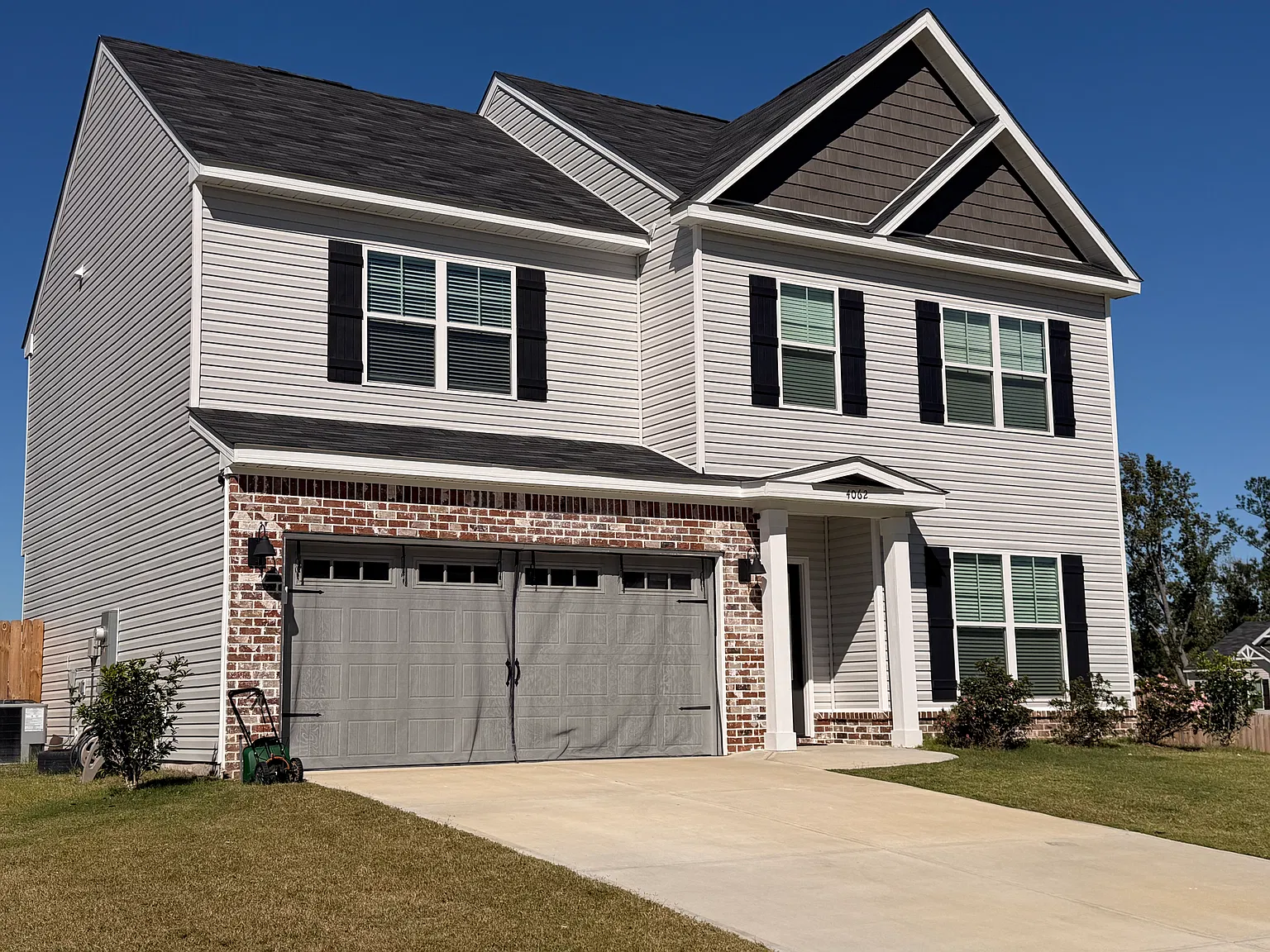 3 bed, 2.5 bath, 1881 sqft, $2,100 — Photo 1